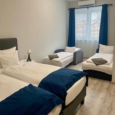Vecsesi Rendezvenykoezpont Es Panzio Bed & Breakfast Ngoại thất bức ảnh