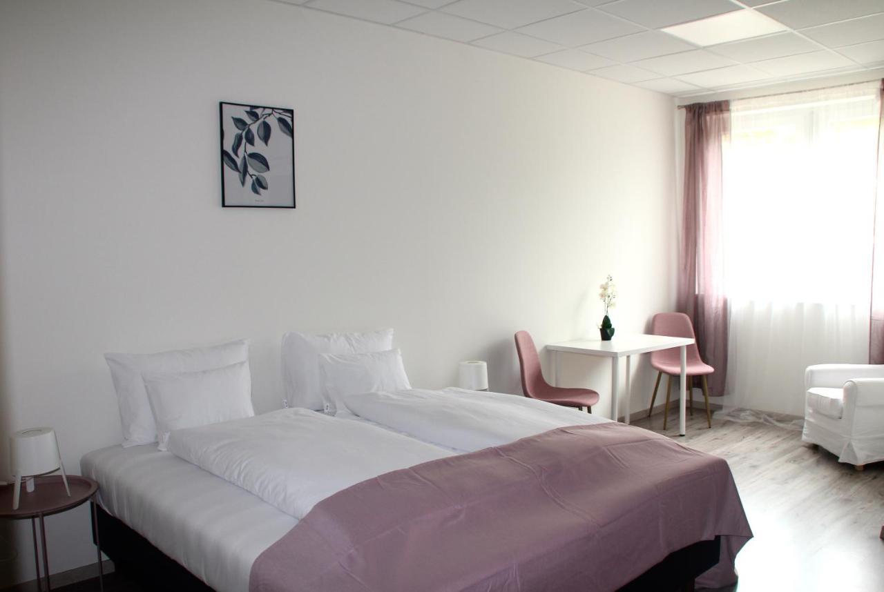Vecsesi Rendezvenykoezpont Es Panzio Bed & Breakfast Ngoại thất bức ảnh
