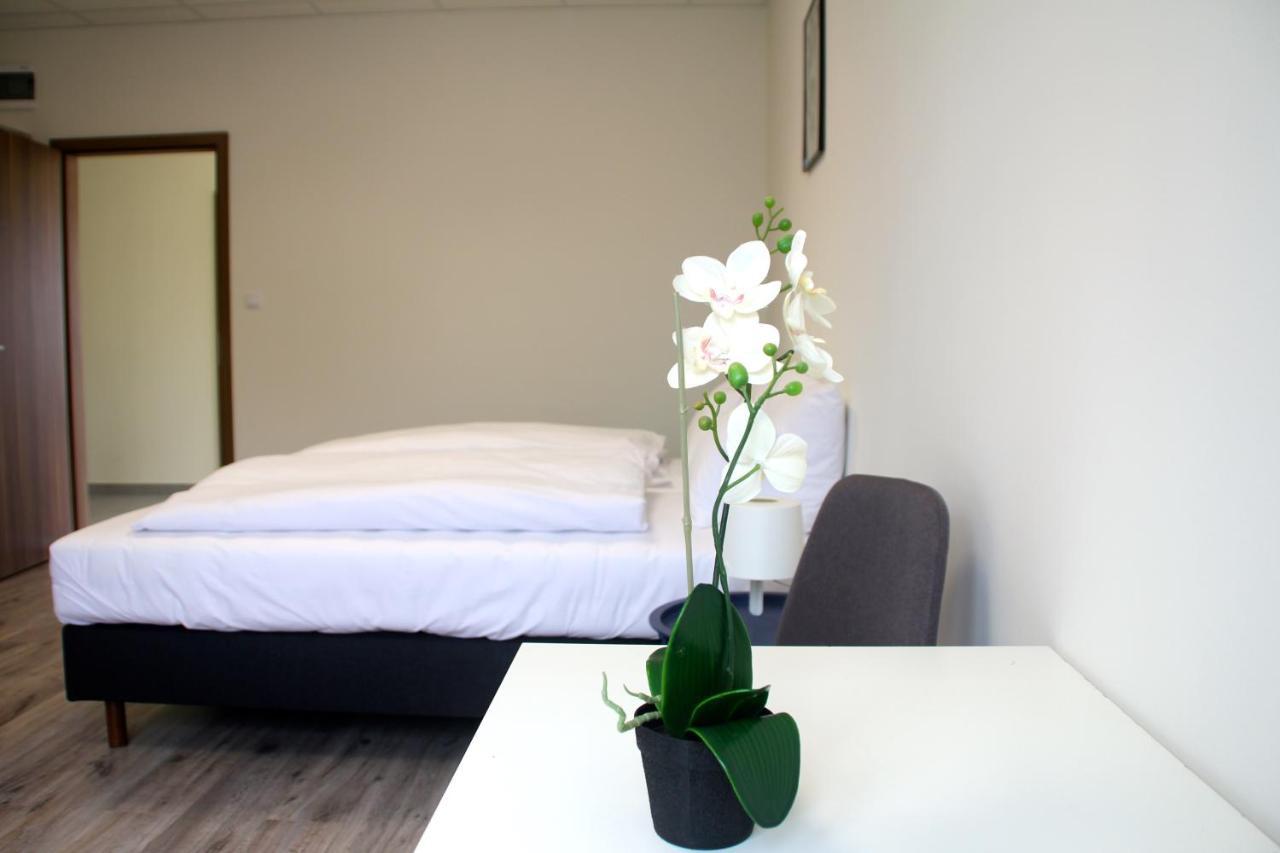 Vecsesi Rendezvenykoezpont Es Panzio Bed & Breakfast Ngoại thất bức ảnh