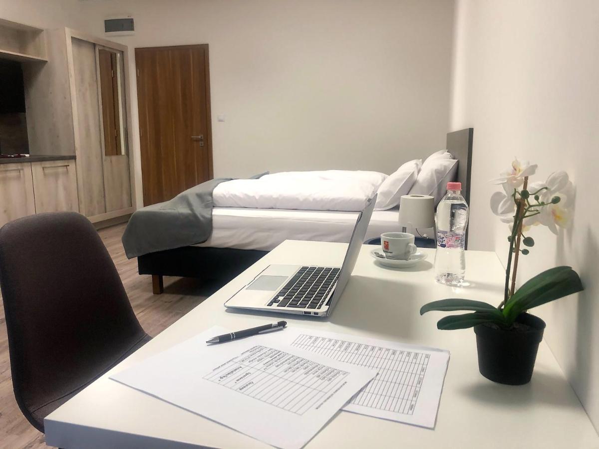 Vecsesi Rendezvenykoezpont Es Panzio Bed & Breakfast Ngoại thất bức ảnh