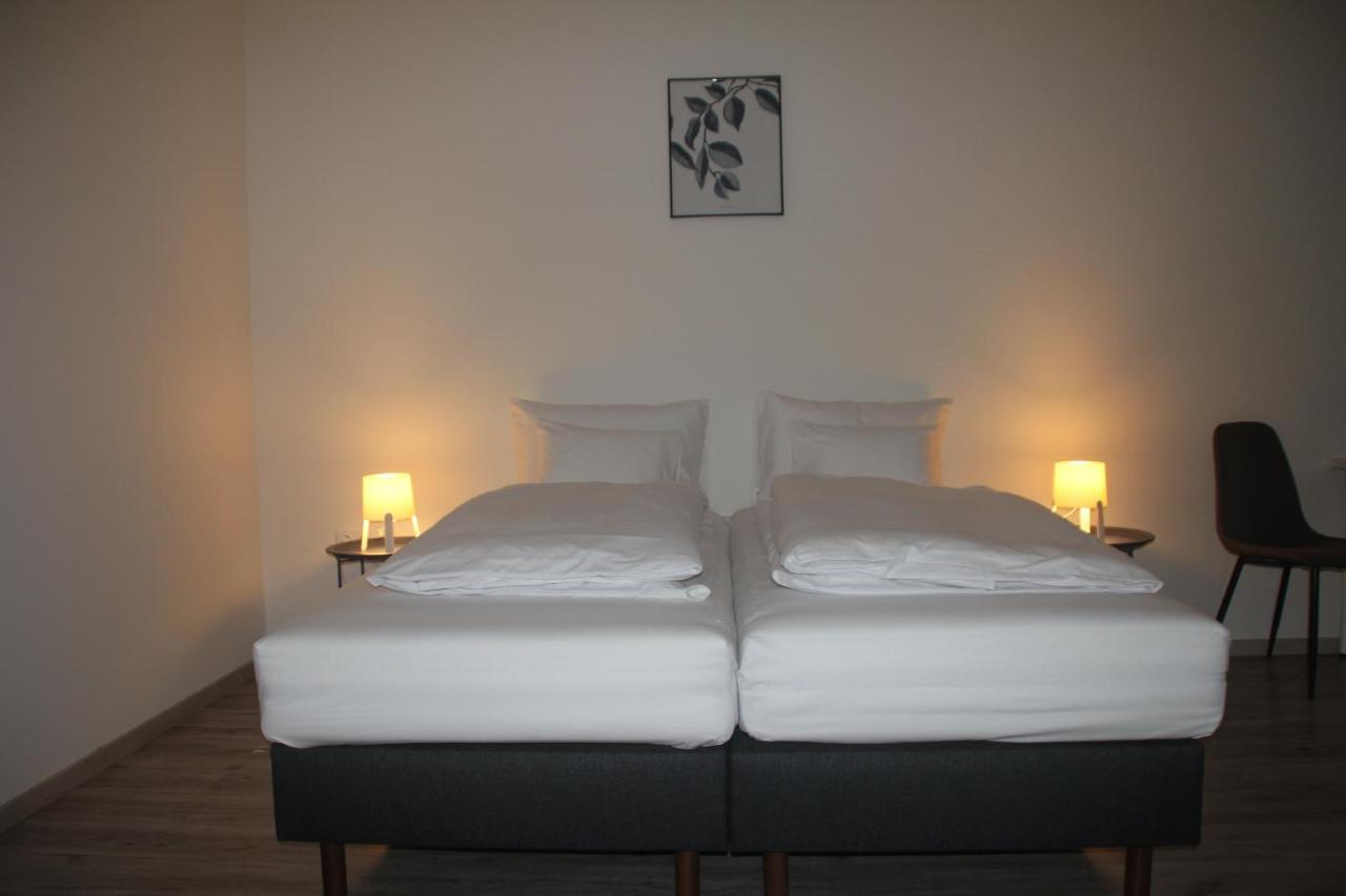Vecsesi Rendezvenykoezpont Es Panzio Bed & Breakfast Ngoại thất bức ảnh