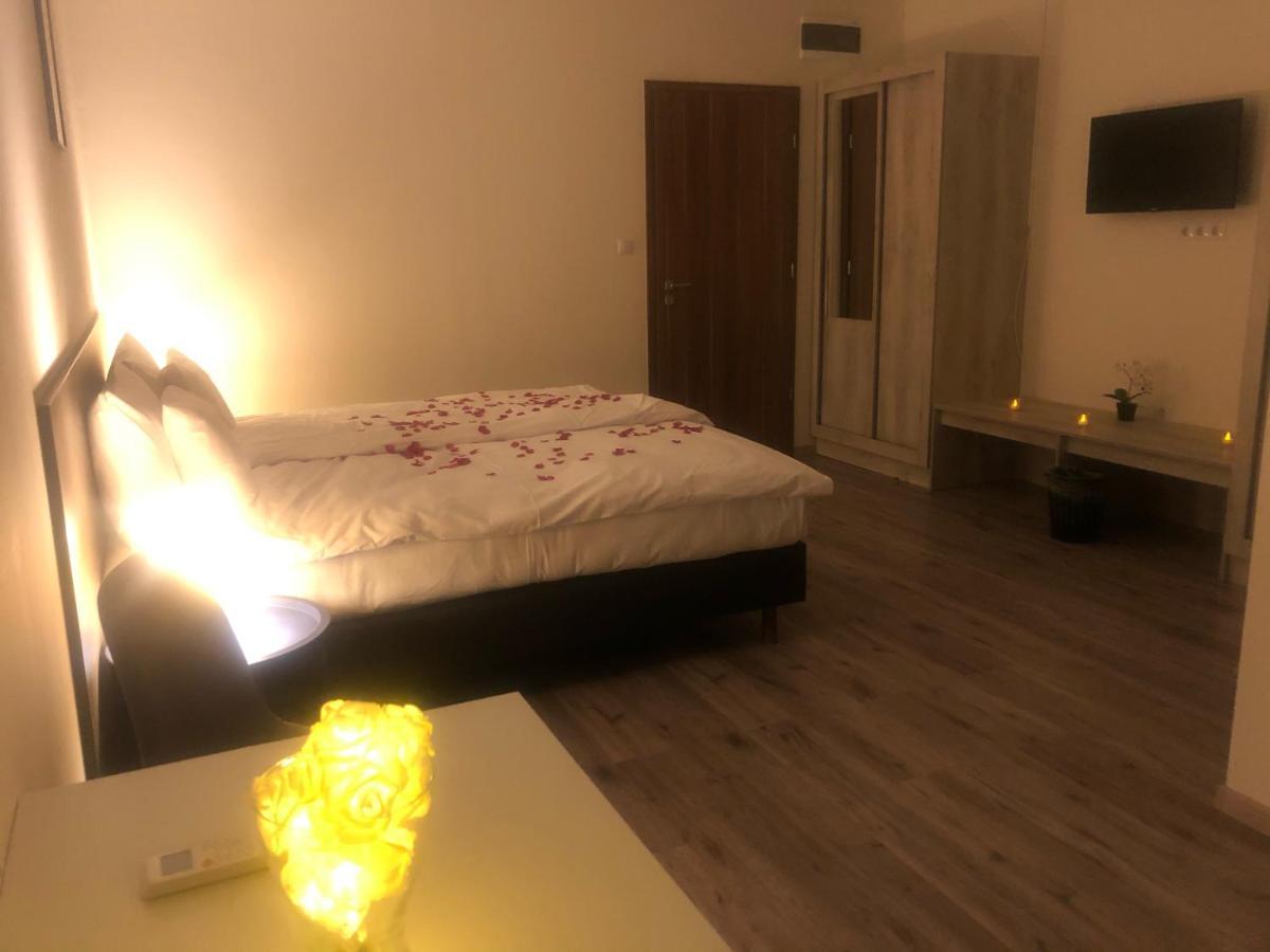 Vecsesi Rendezvenykoezpont Es Panzio Bed & Breakfast Ngoại thất bức ảnh