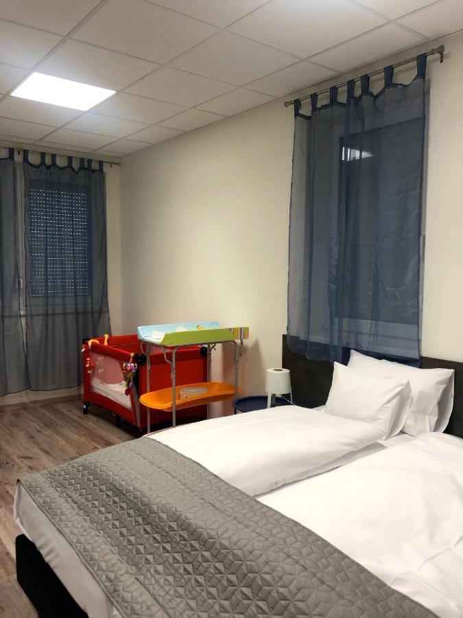Vecsesi Rendezvenykoezpont Es Panzio Bed & Breakfast Ngoại thất bức ảnh