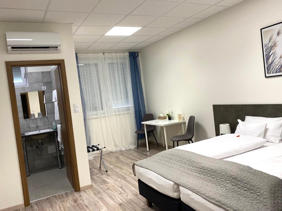 Vecsesi Rendezvenykoezpont Es Panzio Bed & Breakfast Ngoại thất bức ảnh