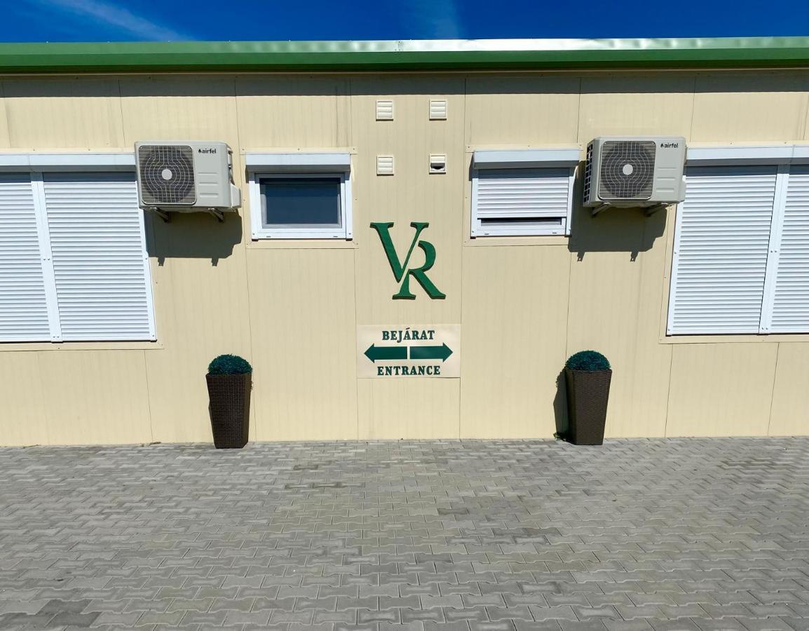 Vecsesi Rendezvenykoezpont Es Panzio Bed & Breakfast Ngoại thất bức ảnh