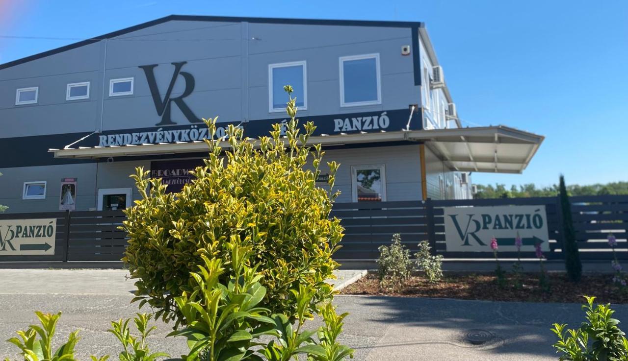 Vecsesi Rendezvenykoezpont Es Panzio Bed & Breakfast Ngoại thất bức ảnh