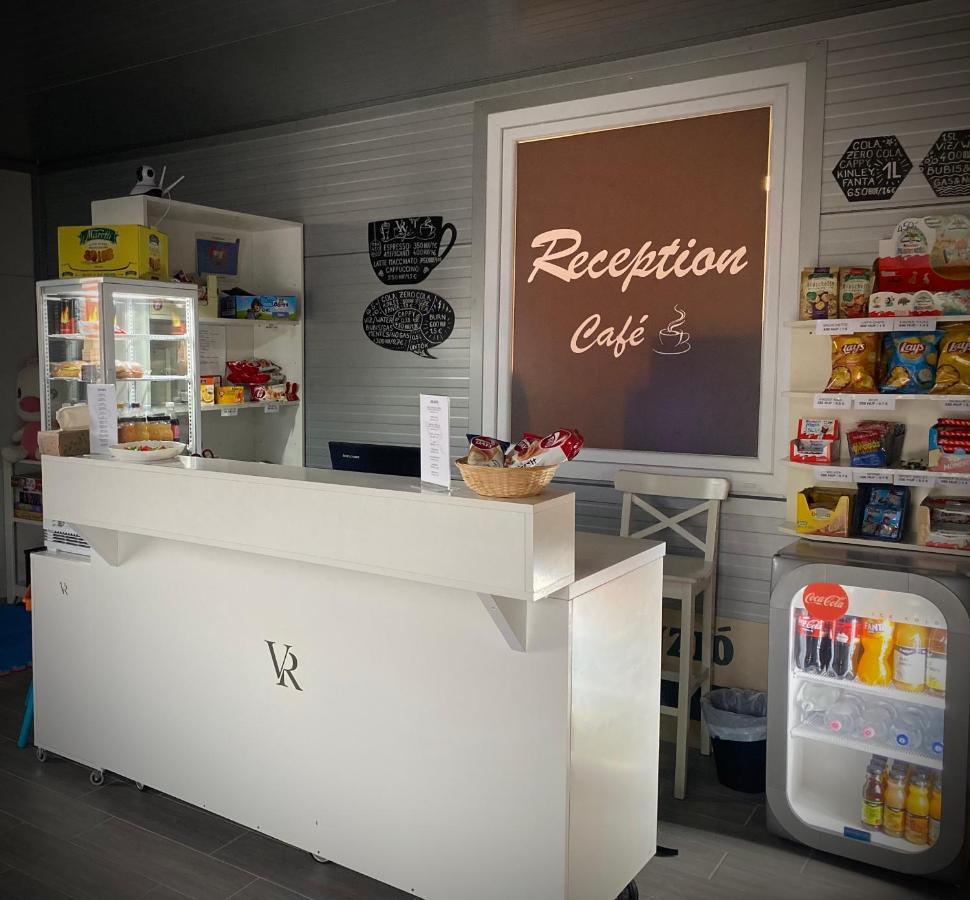 Vecsesi Rendezvenykoezpont Es Panzio Bed & Breakfast Ngoại thất bức ảnh