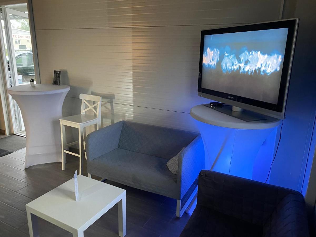 Vecsesi Rendezvenykoezpont Es Panzio Bed & Breakfast Ngoại thất bức ảnh