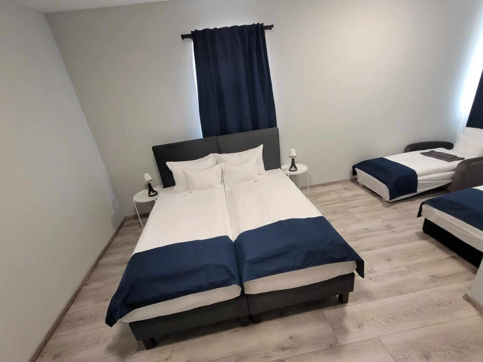 Vecsesi Rendezvenykoezpont Es Panzio Bed & Breakfast Ngoại thất bức ảnh