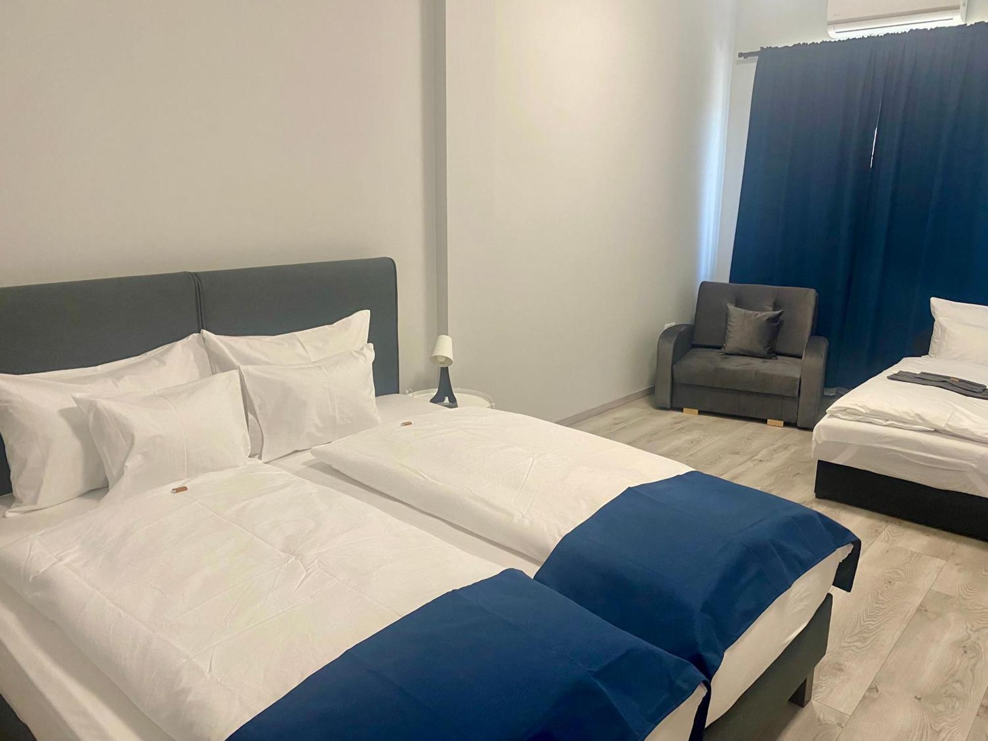 Vecsesi Rendezvenykoezpont Es Panzio Bed & Breakfast Ngoại thất bức ảnh