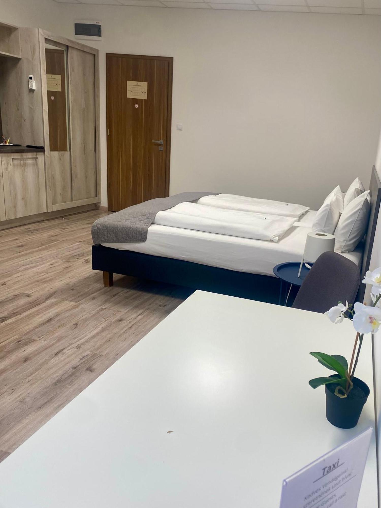 Vecsesi Rendezvenykoezpont Es Panzio Bed & Breakfast Ngoại thất bức ảnh