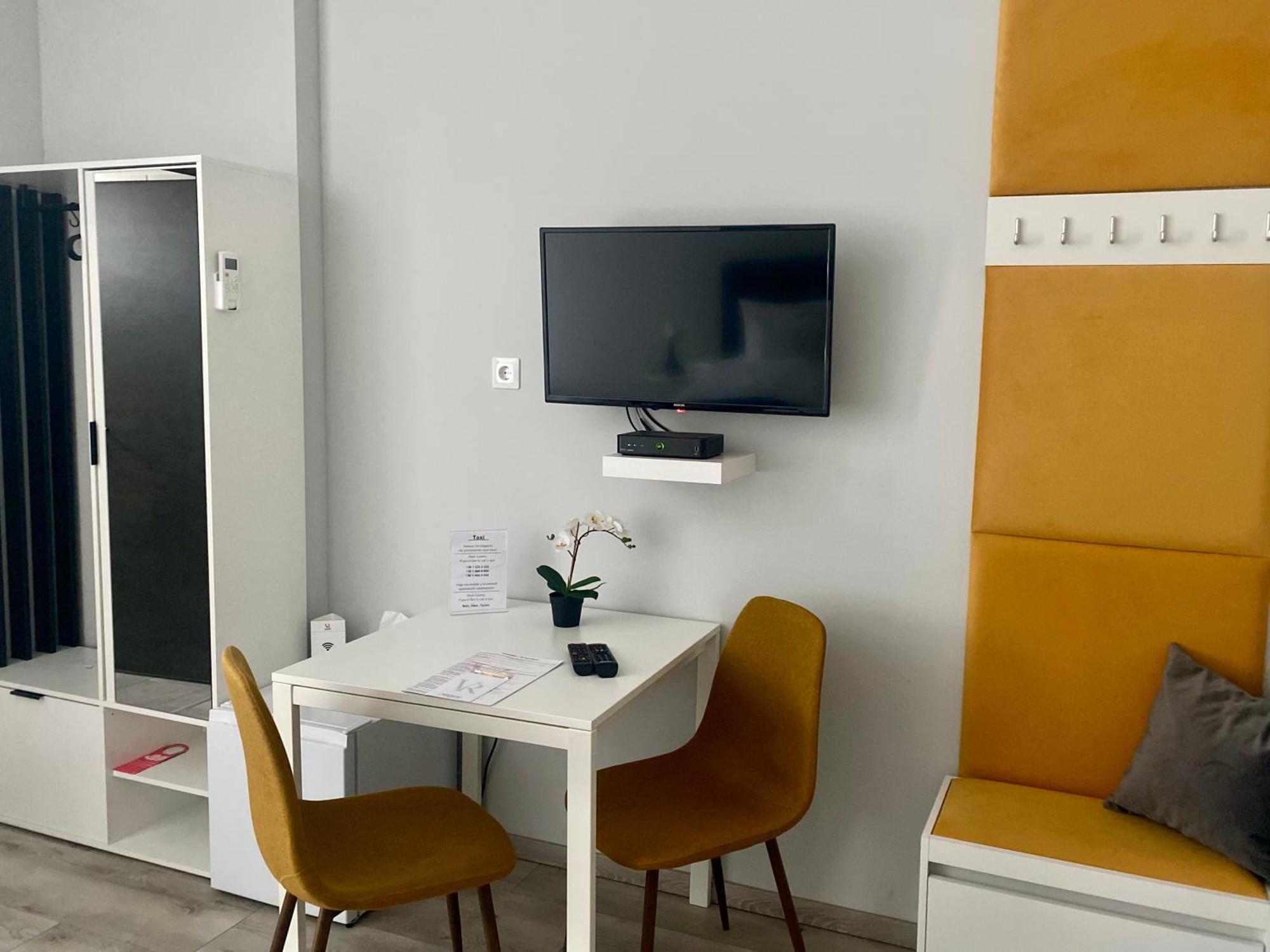 Vecsesi Rendezvenykoezpont Es Panzio Bed & Breakfast Ngoại thất bức ảnh