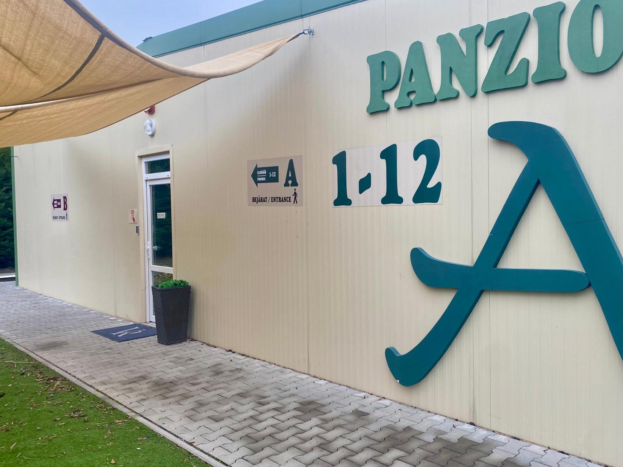 Vecsesi Rendezvenykoezpont Es Panzio Bed & Breakfast Ngoại thất bức ảnh