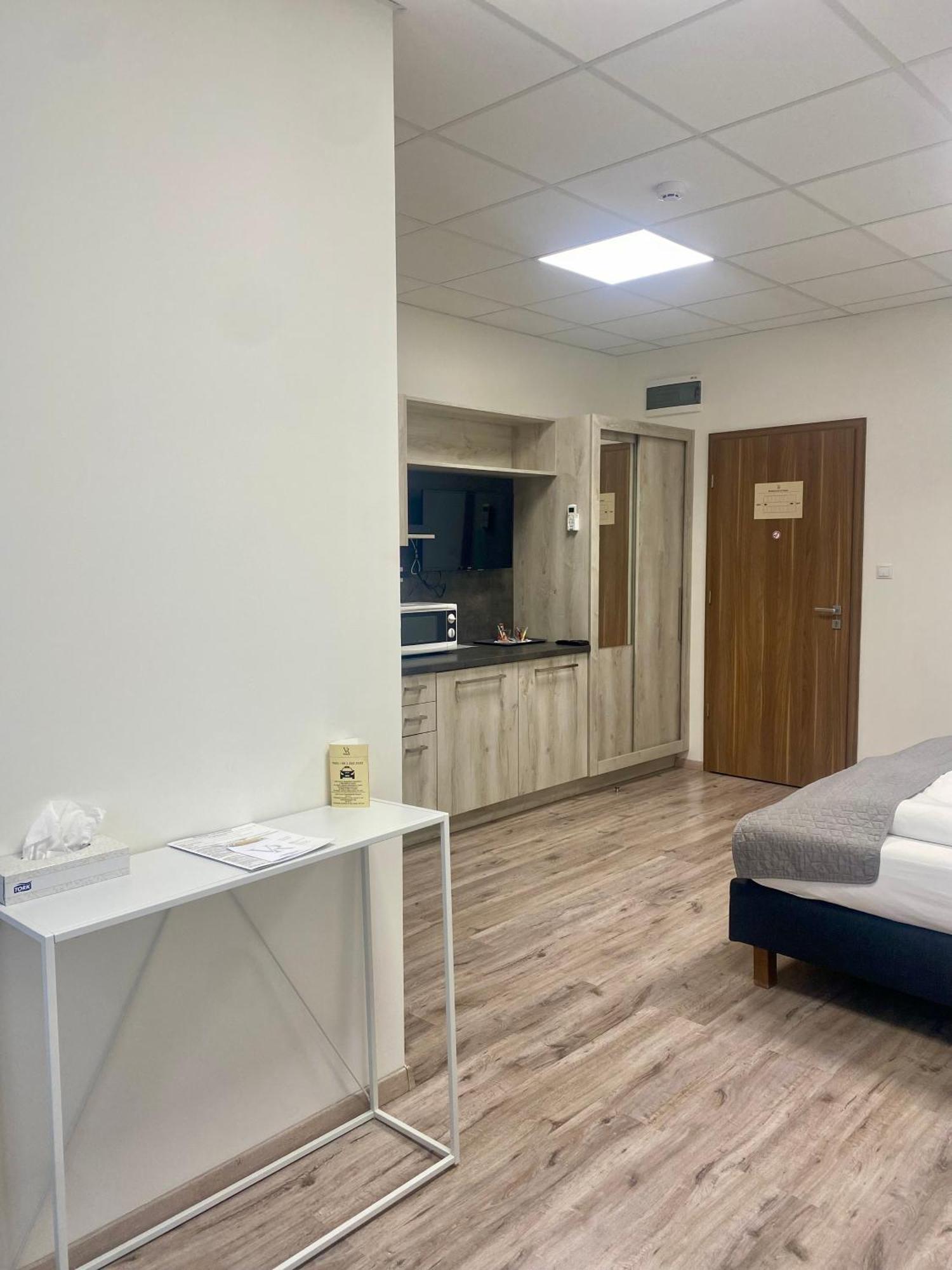 Vecsesi Rendezvenykoezpont Es Panzio Bed & Breakfast Ngoại thất bức ảnh