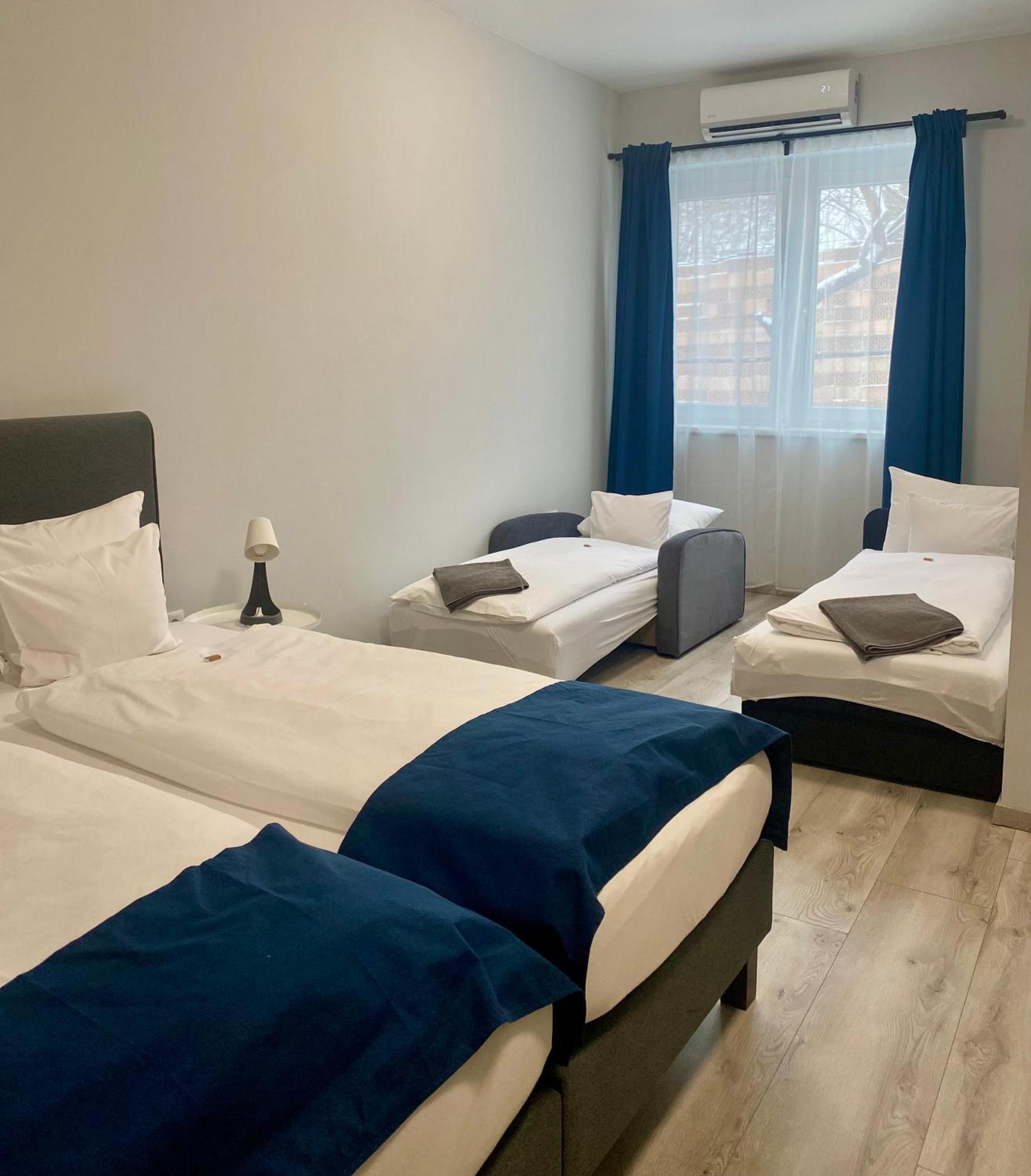 Vecsesi Rendezvenykoezpont Es Panzio Bed & Breakfast Ngoại thất bức ảnh